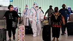 Экипаж рейса Air China в защитных костюмах в аэропорту Лос-Анджелеса