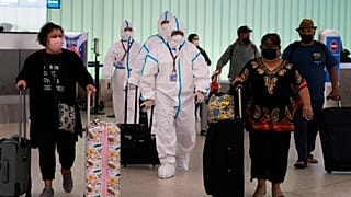 Экипаж рейса Air China в защитных костюмах в аэропорту Лос-Анджелеса