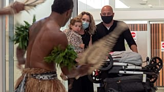 Bailarines tradicionales reciben a los turistas coincidiendo con la reapertura de fronteras de Fiji
