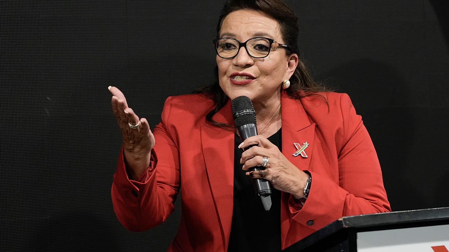 La candidata presidencial del Partido Libre, Xiomara Castro, habla a sus partidarios después de las elecciones generales, en Tegucigalpa, Honduras, el 28 de noviembre de 2021.