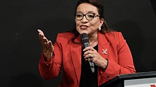 La candidata presidencial del Partido Libre, Xiomara Castro, habla a sus partidarios después de las elecciones generales, en Tegucigalpa, Honduras, el 28 de noviembre de 2021.