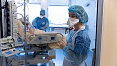 Patient atteint du Covid-19 pris en charge par le service de soins intensifs de l'hôpital de la Pitié-Salpêtrière, à Paris, le 30 novembre 2021 
