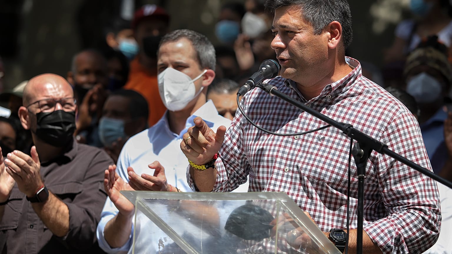 El candidato de la oposición a la gobernación del estado de Barinas, Freddy Superlano, habla con la prensa en Caracas, Venezuela, el 30 de noviembre de 2021.