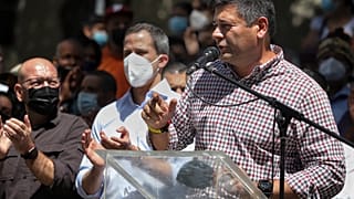 El candidato de la oposición a la gobernación del estado de Barinas, Freddy Superlano, habla con la prensa en Caracas, Venezuela, el 30 de noviembre de 2021.