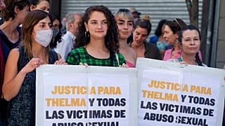 Coletivo de atrizes argentinas ao lado de Thelma Fardin, em São Paulo