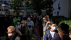 Hong Kong'da Covid-19 aşısı olmak için sırada bekleyen vatandaşlar