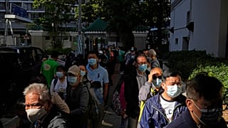 Hong Kong'da Covid-19 aşısı olmak için sırada bekleyen vatandaşlar