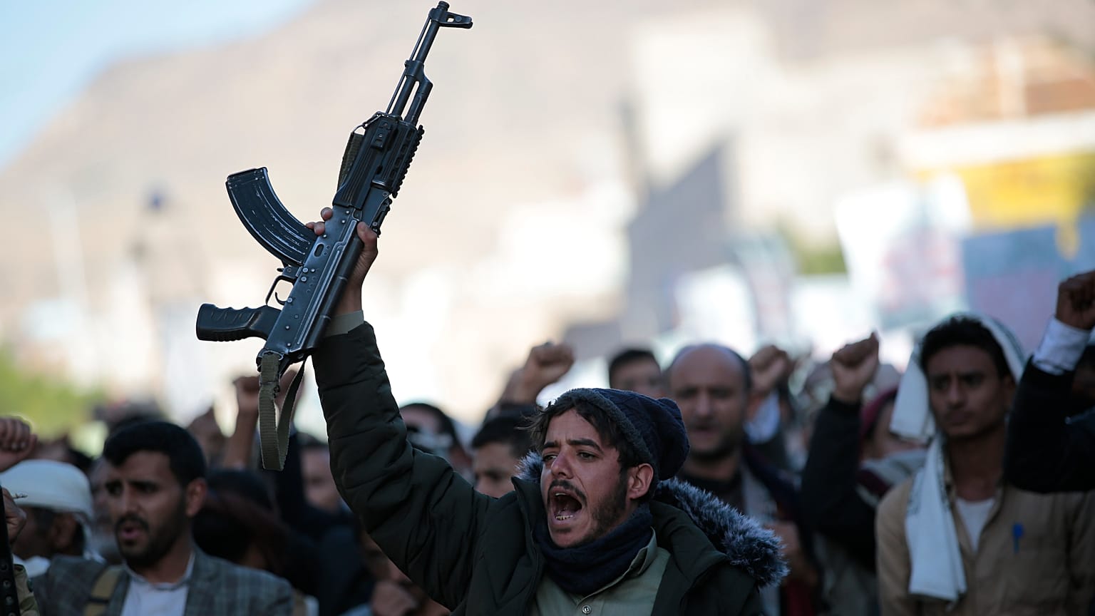 Suudi Arabistan öncülüğündeki Arap Koalisyonu karşıtı gösteriye silahıyla katılan İran destekli Husi savaşçı