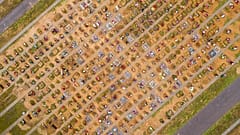Новые могилы на новом Ястребковском кладбище под Москвой. Октябрь 2021 года