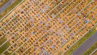 Новые могилы на новом Ястребковском кладбище под Москвой. Октябрь 2021 года