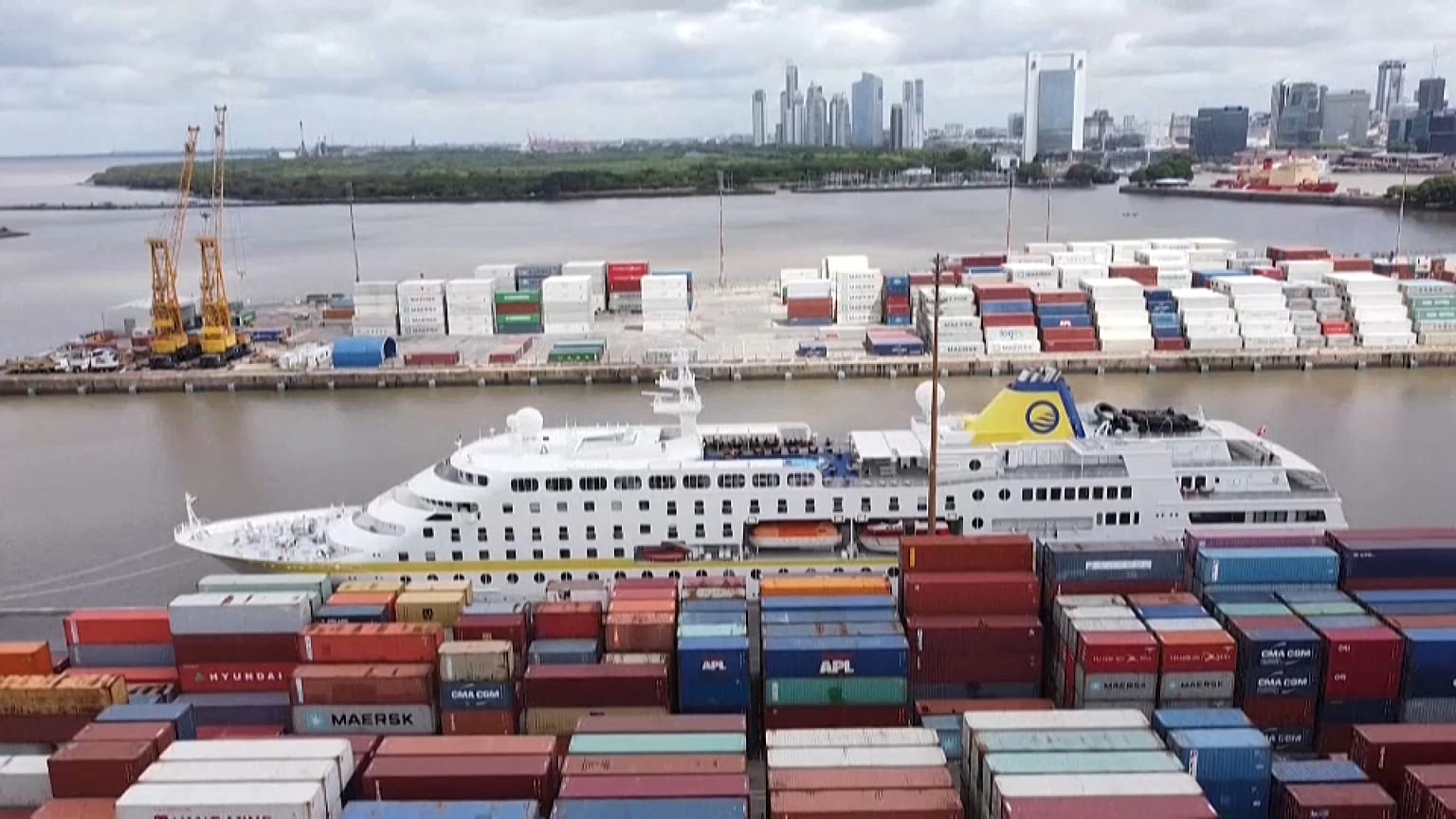 Screenshot de video AFP - El buque Hamburg se encuentra actualmente aislado en un puerto argentino, 29/11/2021, Buenos Aires, Argentina