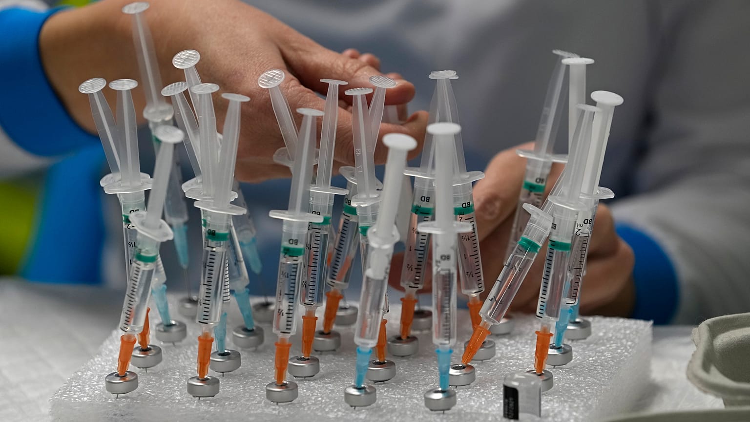 En plein pandémie de Covid-19, pour l'OCDE, le vaccin est l'allié de l'économie - Une infirmière prépare des vaccins dans un centre de vaccination à Madrid, 1er décembre 2021