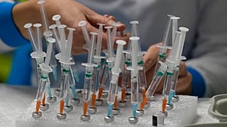 En plein pandémie de Covid-19, pour l'OCDE, le vaccin est l'allié de l'économie - Une infirmière prépare des vaccins dans un centre de vaccination à Madrid, 1er décembre 2021