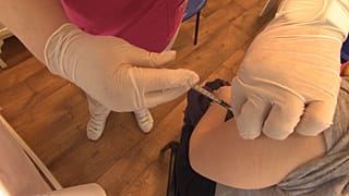 Oltják a pedagógusokat a Péterfy Kórházban, 2021 áprilisában
