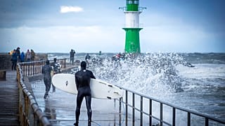 Sturm in Rostock lockt Schaulustige an