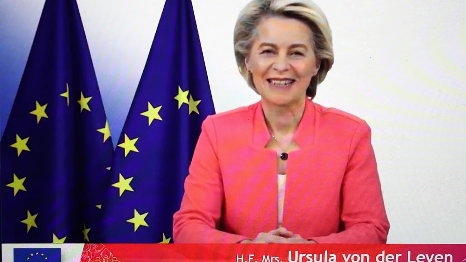 Ursula von der Leyen pede debate sobre vacinação obrigatória na UE