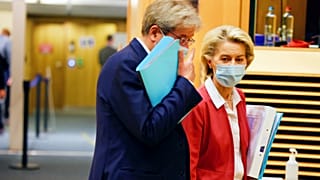 Ursula von der Leyen, az Európai Bizottság elnöke és Paolo Gentolini, az Európai Unió gazdaságért felelős biztosa Brüsszelben 2021. december 1-jén