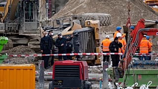 Durch die Explosion wurde auch ein Bagger umgeworfen.