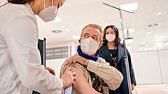 Impfung im Beisein der Berliner Gesundheitssenatorin Dilek Kalayci.