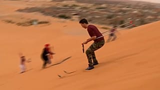 التزلج على الرمال في مدينة بني عباس السياحية في الجزائر