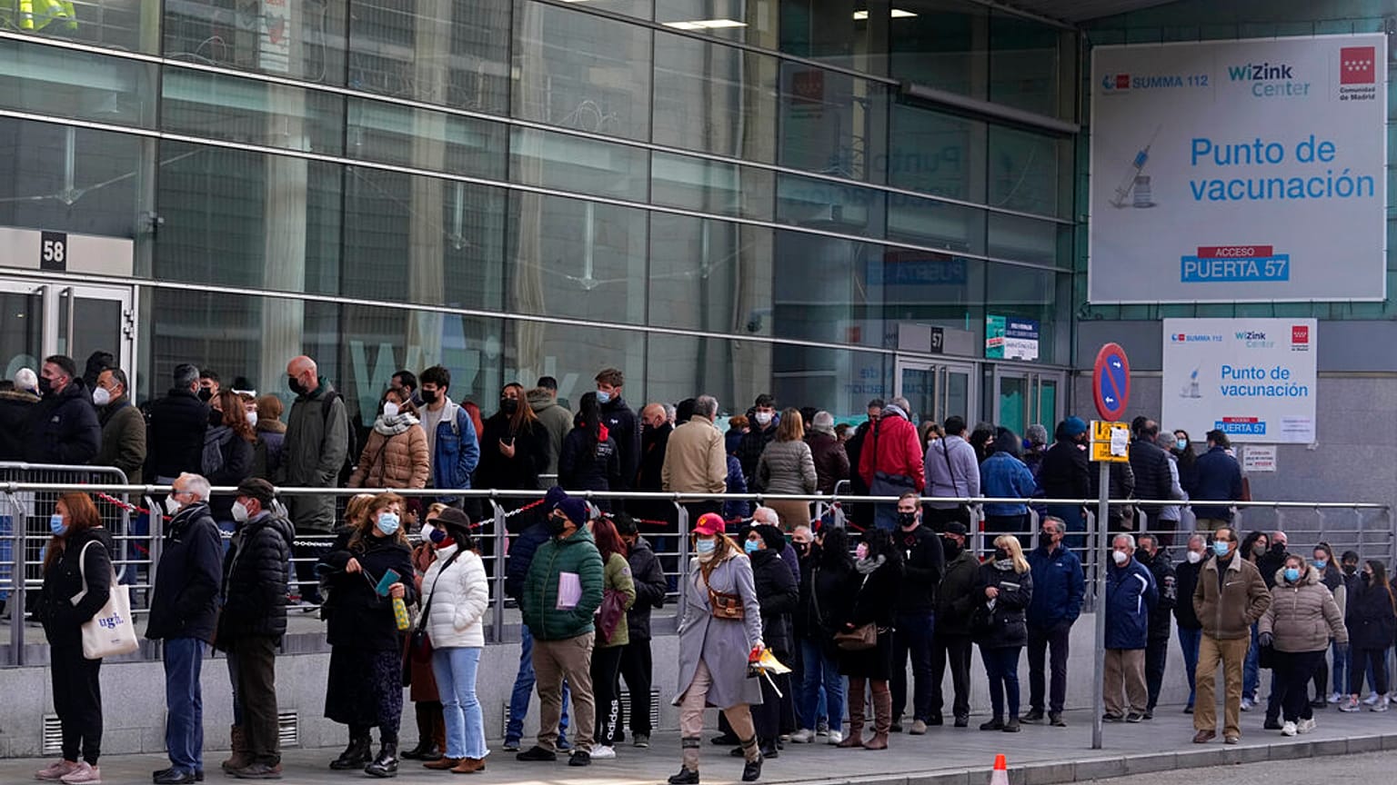 Lange Schlangen vor dem Wizink-Impfzentrum in Madrid