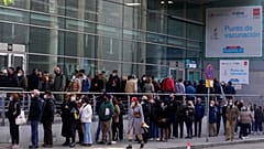 Lange Schlangen vor dem Wizink-Impfzentrum in Madrid