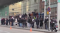 Fila para se vacinar contra a Covid-19 em Madrid