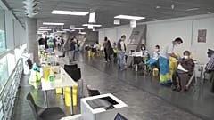 Vacunas contra la COVID-19 en el centro de vacunación WiZink Center de Madrid