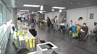 Vacunas contra la COVID-19 en el centro de vacunación WiZink Center de Madrid