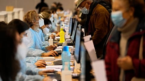 Affluence dans un centre de vaccination à Lisbonne (Portugal), le 01/12/2021
