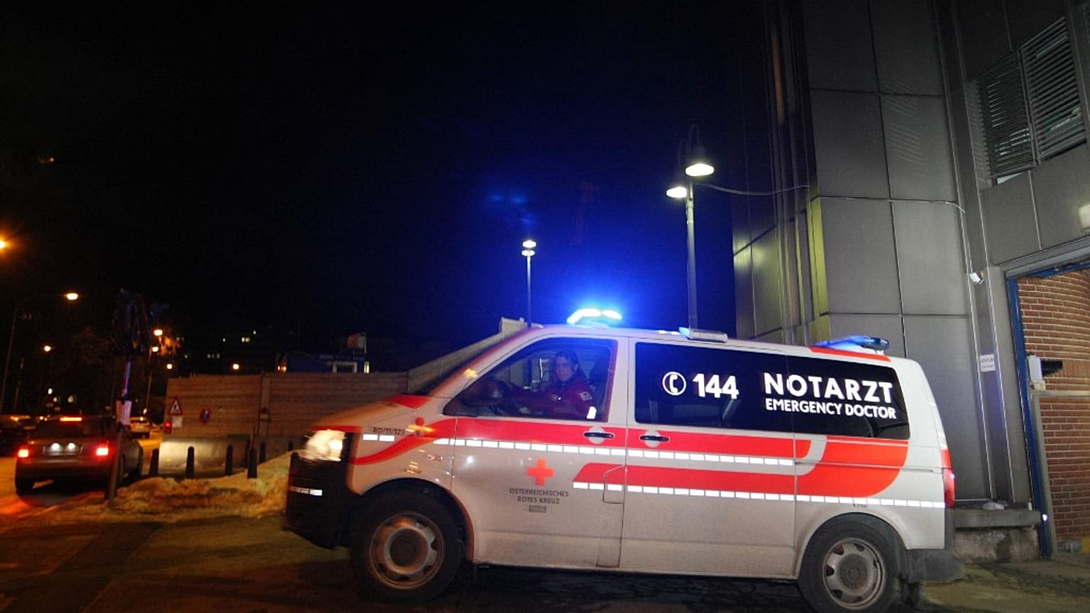 Archives : ambulance à l'extérieur d'un hôpital autrichien - le 17/02/2012