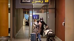 مسافرة تصل إلى المغرب قبل تعليق الرحلات، بمطار الرباط، المغرب، الاثنين 29 نوفمبر 2021.