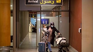 مسافرة تصل إلى المغرب قبل تعليق الرحلات، بمطار الرباط، المغرب، الاثنين 29 نوفمبر 2021.