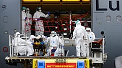 Innerhalb von Deutschland werden Covid-19-Patienten in Bundeswehr-Maschinen verlegt