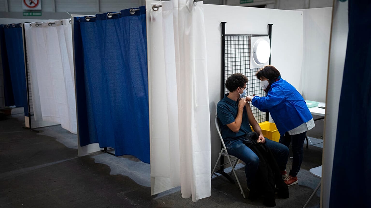 Un homme reçoit une dose de vaccin Pfizer à Marseille, dans le sud de la France, mercredi 1er décembre 2021