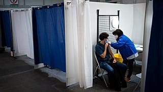 Un homme reçoit une dose de vaccin Pfizer à Marseille, dans le sud de la France, mercredi 1er décembre 2021