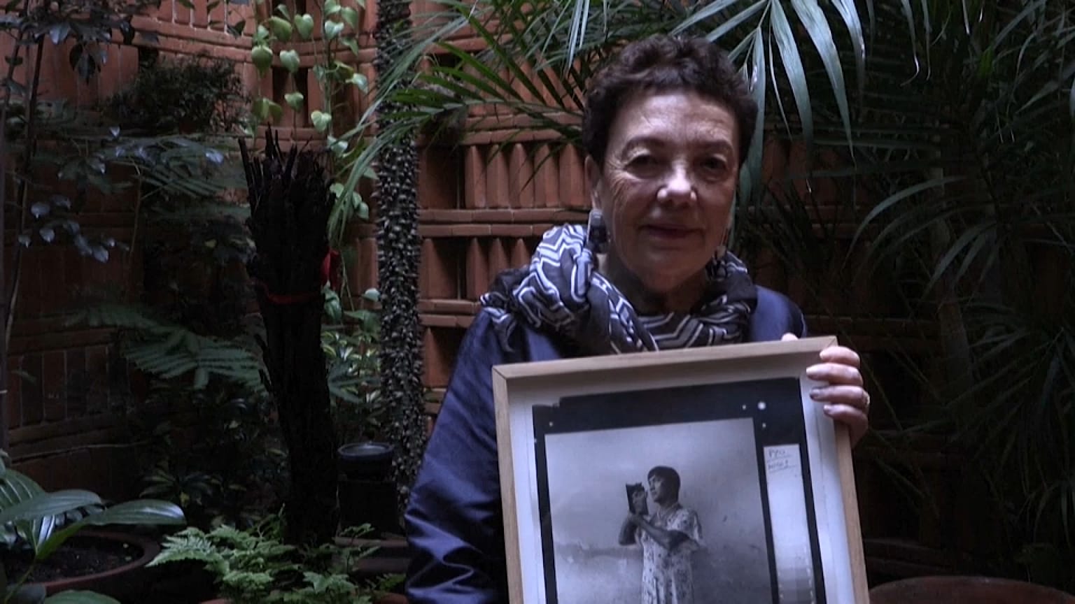 Graciela Iturbide, fotógrafa mexicana, posando con una de sus obras, 22/10/2021, Ciudad de México, México