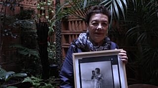 Graciela Iturbide, fotógrafa mexicana, posando con una de sus obras, 22/10/2021, Ciudad de México, México
