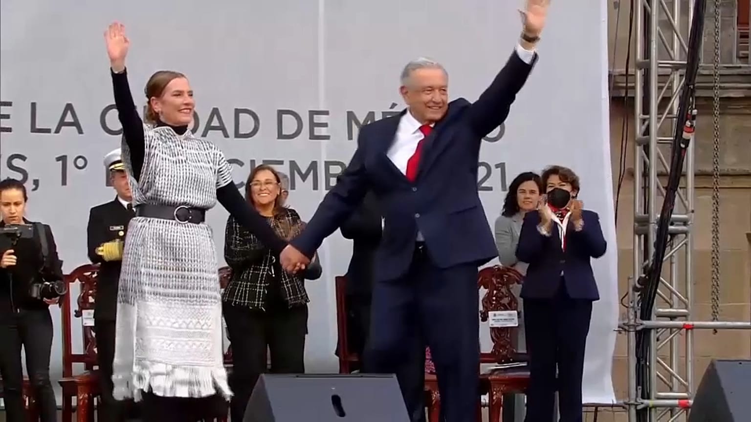 AMLO en la Plaza del Zócalo frente a más de cien, mil seguidores