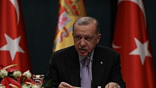 الرئيس التركي رجب طيب أردوغان في مؤتمر صحفي مشترك مع رئيس الوزراء الإسباني بيدرو سانشيز في القصر الرئاسي في أنقرة، تركيا.