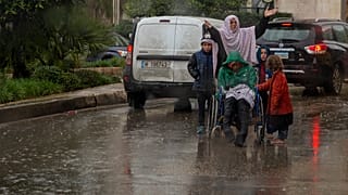 لاجئة سورية وأطفالها أثناء هطول الأمطار الغزيرة في بيروت، لبنان.