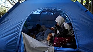 Εγκλωβισμένοι στη νεκρή ζώνη μετανάστες