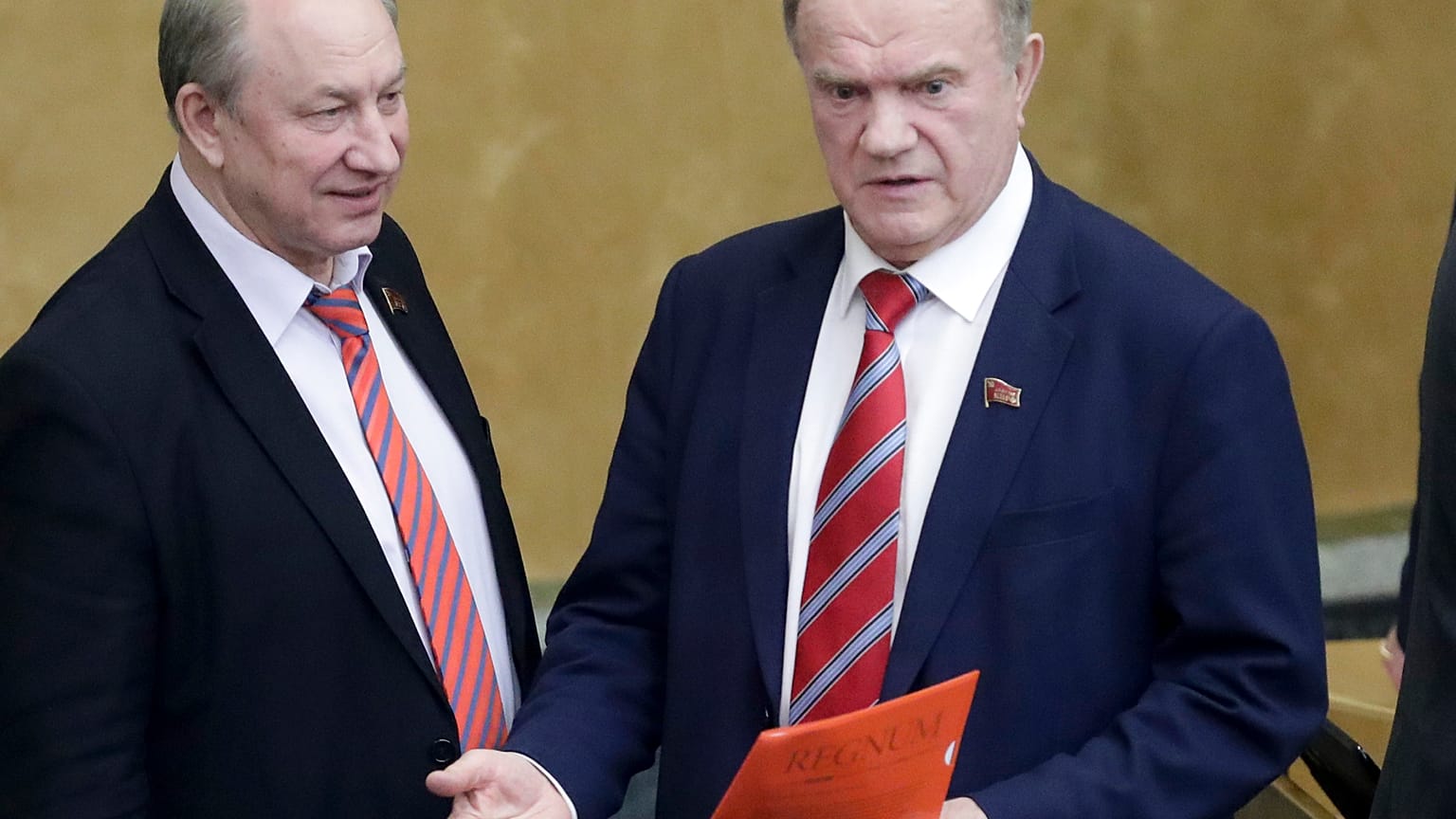 Лишенный неприкосновенности депутат Валерий Рашкин и лидер партии КПРФ Геннадий Зюганов в Государственной думе РФ