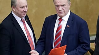 Лишенный неприкосновенности депутат Валерий Рашкин и лидер партии КПРФ Геннадий Зюганов в Государственной думе РФ