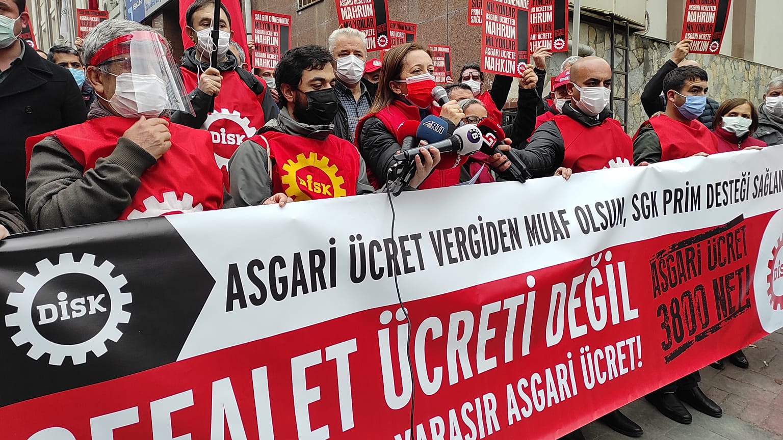 DİSK Genel Başkanı Arzu Çerkezoğlu asgari ücretle ilgili basın açıklaması yaparken / Arşiv