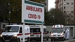 Krankenwagen und medizinisches Personal am Eingang der Universitätsklinik für Infektionskrankheiten in Skopje.