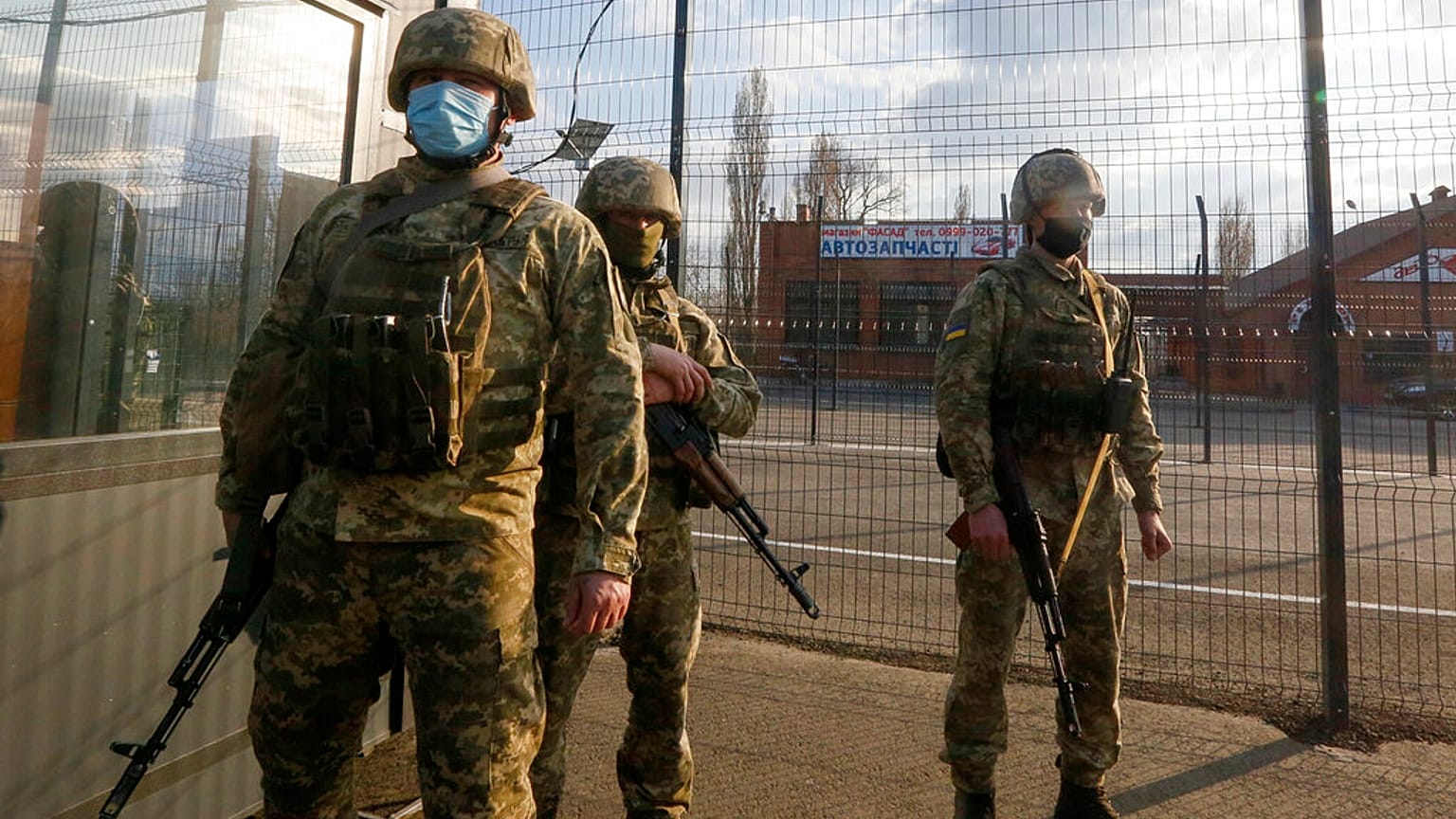 Ukrayna'nın doğu sınırındaki Luhansk güvenlik noktasındkai askerler