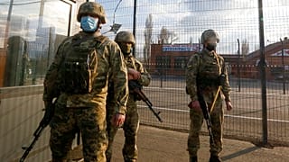 Ukrayna'nın doğu sınırındaki Luhansk güvenlik noktasındkai askerler
