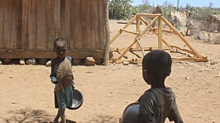 أطفال ينتظرون وجبة من الطعام في قرية أنكيليماروفاهاتسي، مدغشقر.