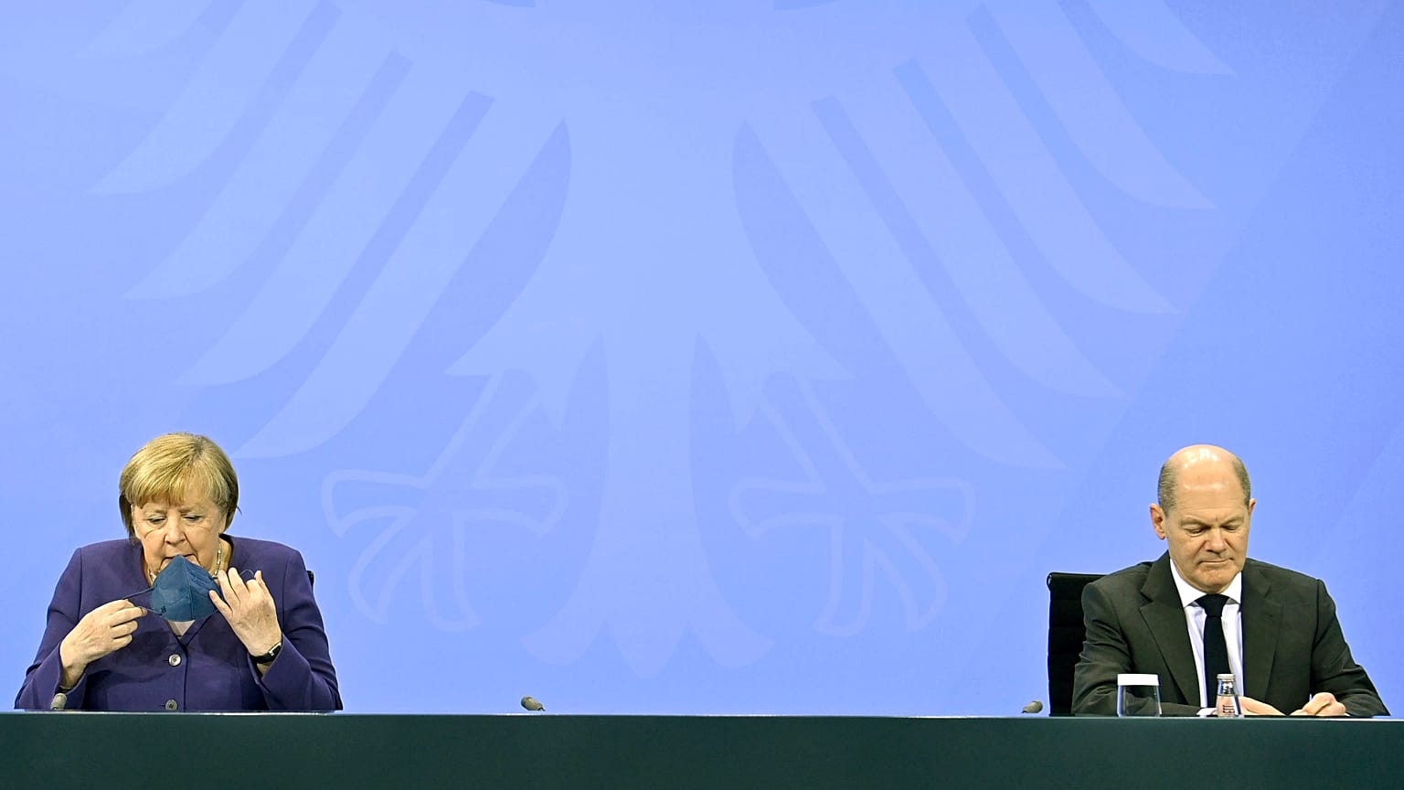 Angela Merkel távozó német kancellár és Olaf Scholz, a következő német kancellár